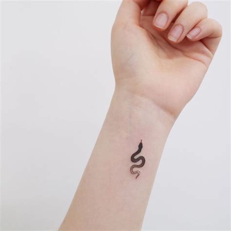 ᴘɪɴᴛᴇʀᴇsᴛ ᴄʜᴀʀᴍsᴘᴇᴀᴋғʀᴇᴀᴋ Snake Tattoo Design Small Snake Tattoo