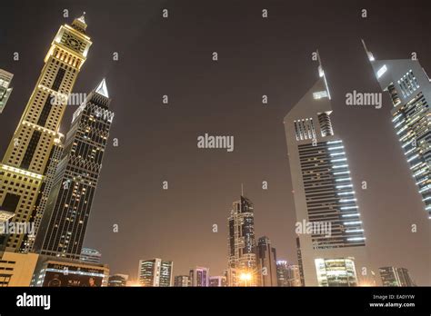 Moderne Architektur In Der Nacht Dubai Vereinigte Arabische Emirate