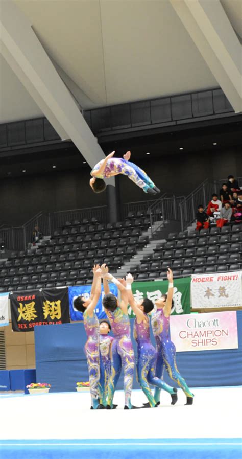 男子新体操（だんししんたいそう men's rhythmic gymnastics）は、体操競技の一つであり、音楽に合わせ、技術や芸術性などを競うスポーツである。 競技としては男女同じ会場で行われ、団体1種目、個人4種目と女子と対をなす構成だが、内容はタンブリングを. 男子新体操オンライン選手権 | LIVE-Link