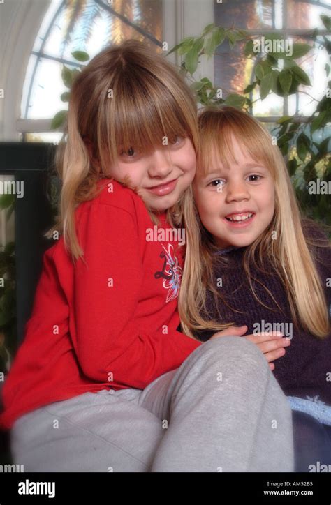 Deux Jeunes Filles Blondes Qui Sont Les Meilleurs Amis De Poser Pour Un