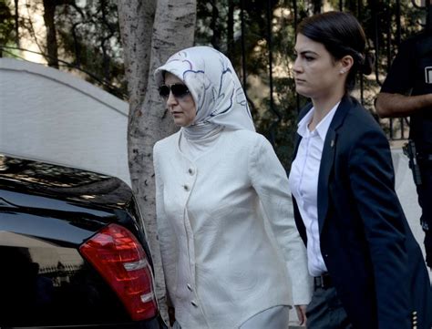 Allah hanımefendiye ve genel başkanımıza şifalar. Sare Davutoğlu ilk sınavını geçti