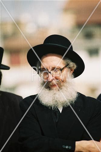 מותר לאכול חמץ ביום שישי ובליל שבת וכן בשבת בבוקר עד השעה 10:11. תמונה של שריפת חמץ, מאגר תמונות,איורים, ציורים, | picjew