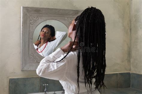 Jeune Femme Devant Le Miroir Image Stock Image Du Visage Bathroom
