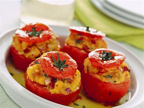 I pomodori ramati vengono farciti con un gustoso ripieno di riso e cotti al forno. Come cucinare i pomodori ripieni | Sale&Pepe