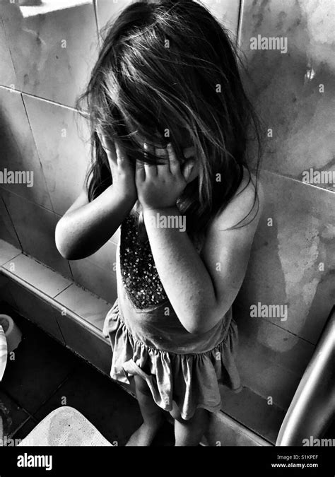 Chica Llorando En El Baño Fotografía De Stock Alamy