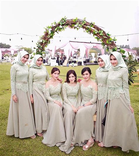 Disarankan, agar gaun pengantin untuk yang bertubuh plus size adalah baju yang pres di pinggang ke atas dan aksen asimetris hanya akan menambah volume baju. Baju Pengantin Hijau Mint | Pakaian pengiring pengantin ...