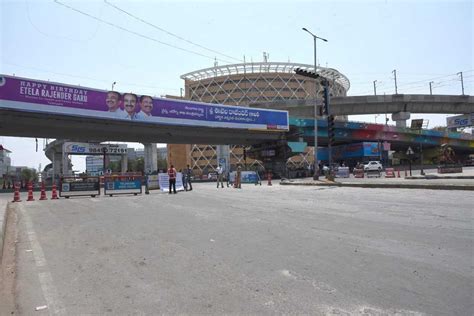Passenger vehicles shall be regulated on the state borders. Hyderabad Lockdown: A road in Hitec City looks deserted on ...
