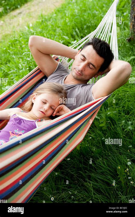 Padre E Hija Dormir En Hamaca Fotografía De Stock Alamy