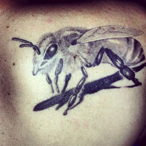 Honeybee Shoulderblade Tattoo Realistic Honey Bee Tattoo Beautiful Tattoos Bees Body Art