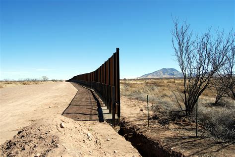 End Of Us Mexico Border Fence Under Construction In Arizona De