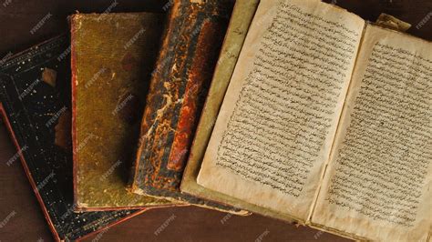 Стек открытых древних книг на арабском языке. старинные арабские ...