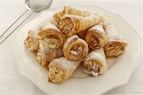 Cornucopie alla Crema (Custard-Filled Cornucopias) | Sweet ...