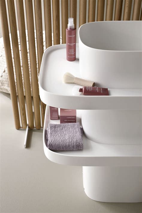 Fonte evokes oriental poetry, in which the care of the body and the quest for wellbeing encounter design, constructing a welcoming and comfortable space. the fonte collection recalls japanese aesthetics, creating a relaxing spacefor the body and mind. FONTE Lavabo freestanding by Rexa Design design Monica Graffeo