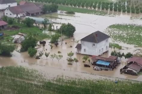 Srbija Zbog poplava vanredna situacija u lokalne samouprave evakuisano ljudi srušio se