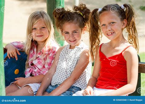 Drei Kleine Freundinnen Im Park Stockfoto Bild Von Drei Freundinnen