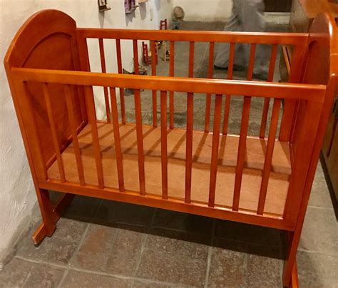 Cuna Mecedora De Madera Color Caoba - $ 1,350.00 en Mercado Libre