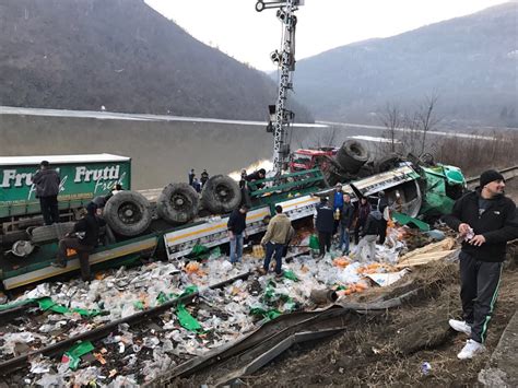 Foști parlamentari liberali au cerut avocatului poporului păstrarea pensiilor speciale: Trafic feroviar blocat între Sibiu și Vâlcea. Un tir s-a ...