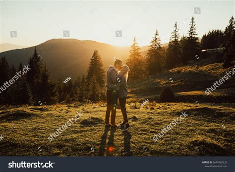 Romantic Couple Kissing Passionately Sunset Mountains Stok Fotoğrafı