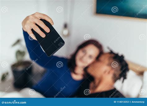 Couples Sur Le Lit Prenant Le Selfie Image Stock Image Du Amour Couples 114013253