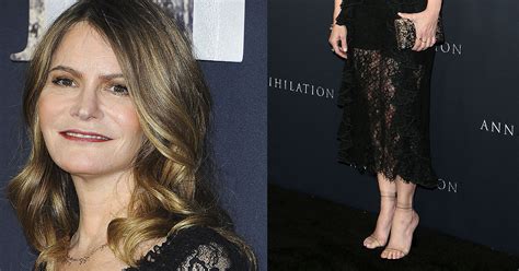 Jennifer Jason Leigh Appears Barefoot In Marskinryyppy Sandals