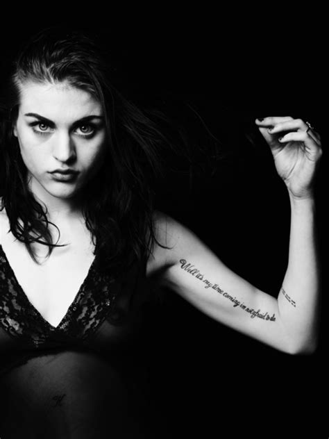 Her parents' rumored drug use threw her immediately into the spotlight. Frances Bean Cobain Tattoos - Celebrities Tattooed
