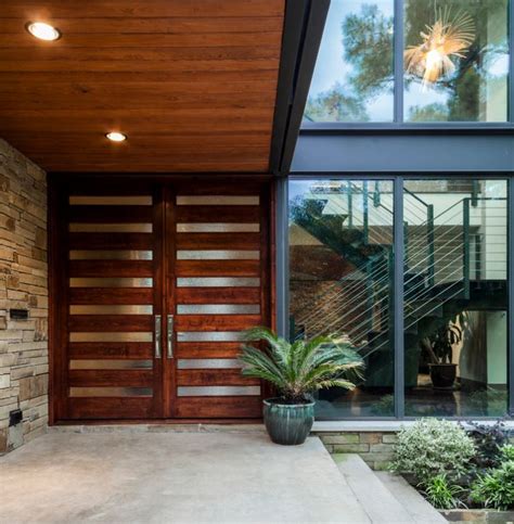 Cores diferentes em cada cômodo da casa, papel de parede e azulejos decorados juntos e misturados em. Fachadas de entradas de casas modernas