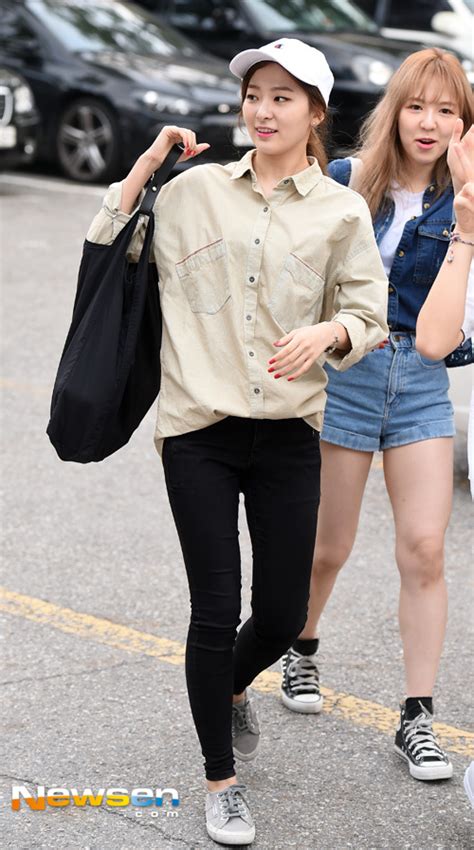 Korea Korean Kpop Idol Girl Band Group Red Velvet Seulgi S Airport Fashion Simple Casual Jeans