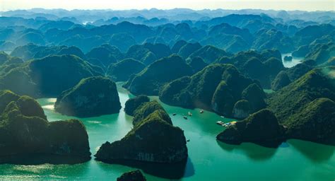 .và ảnh về hạ long bay, được xếp hạng số trên tripadvisor trong số điểm du lịch tại (hạ long bay, vịnh khung cảnh trở nên lãng mạn và kỳ vĩ. Ha Long Bay, Vietnam - Karachi Water Sports Club
