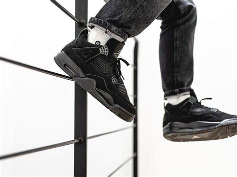 The air jordan 4 black cat returns later this month: Nike Air Jordan 4 Black Cat - 2006 (by vieilleecole ...