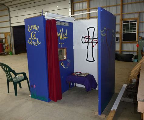 Our contributing editor, becca (aka bmwbzz) and her new husband had a fantastic photo booth at their fantastic wedding. How to Build Your Own Photo Booth | Photo booth, Diy photo ...