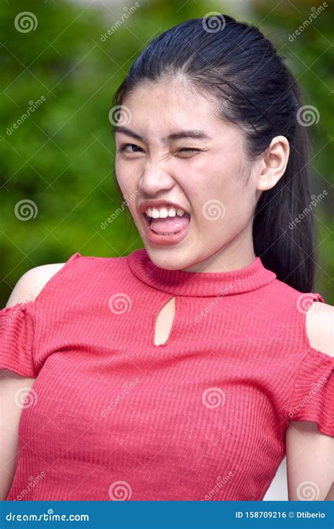 une jeune fille philippine en train de couler photo stock image du femelle wink 158709216