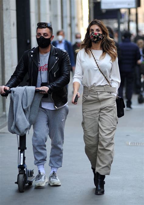 Elisabetta canalis non si frena mentre fa kickboxing. Elisabetta Canalis Street Style - Milan 03/02/2021 ...