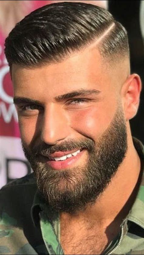 From the classic buzz cut to the modern comb over to the new crop top, the most popular short hairstyles can look trendy and offer limitless styling options. Pin en Men'sHair
