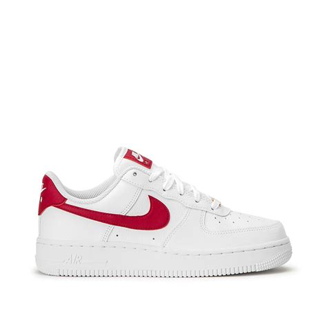 Die weiße außensohle aus gummi und die farblich passenden schnürsenkel. Nike WMNS Air Force 1 ´07 Low (Weiß / Rot) 315115-154