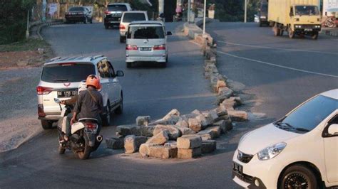 Berita Foto Hati Hati Melintas Ada Penumpukan Batu Pembatas Di Jalan Pramuka Tribunlampung
