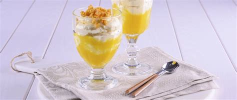 Monta la nata con el azúcar hasta que adquiera una textura semiconsistente y resérvala en la nevera. Copa de mousse de chocolate blanco y mango | Receta en ...