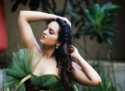 Actress Images Wallpapers Stills Sonakshi Sinha Hot Hd Wallpapers