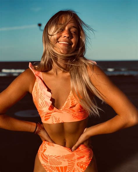 137k Likes 992 Comments Olivia Marie Oliviaponton On Instagram “beach Is Calling Me”