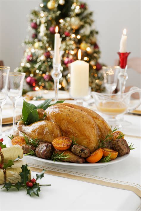 Dinner time in britain, on one of the most celebrated holidays in the country, is unlike dinner time at any other time of year. 5 Easy Christmas Dinner Menu Ideas - Complete Christmas ...