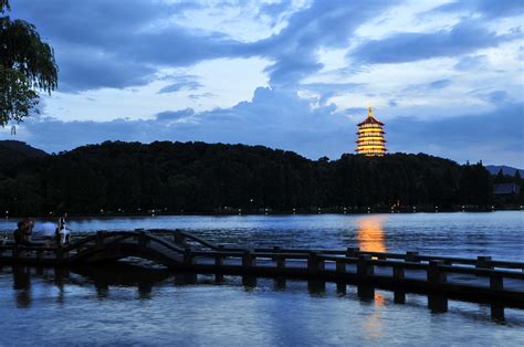 Twilight At West Lake And Leifeng Pagoda Hangzhou China Flickr