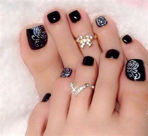 😍hola el diseño de hoy es una decoración con cintilla adhesiva, decoración en color rosa y negro. Figuras de uñas decoradas para pies con los mejores ...