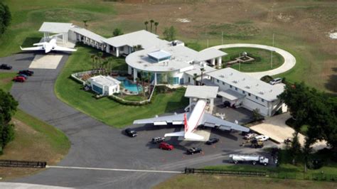 Travolta's home is also situated next door to his (apparent) personal airstrip, which called jumbolair. Oyuncu John Travolta'nın Önüne Havaalanı İnşa Ettiği ...