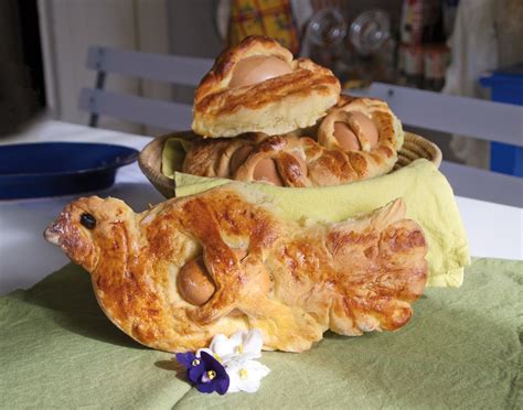 Una tradizione ancora piuttosto radicata è quella dei pupi cu l'ova, biscotti di pasta frolla ricoperti di glassa di zucchero, confettini colorati e un uovo. Pupi cu l'ova, ricordo di casa Moncada e Auguri di Pasqua