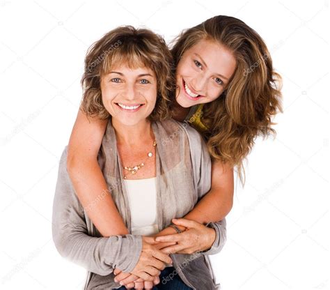 Bonita Hija Abrazando A Su Madre Desde Atrás Fotografía De Stock