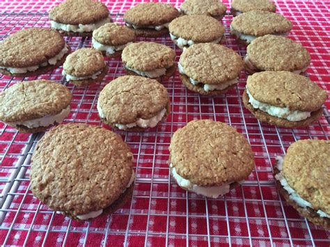 This recipe literally requires two ingredients! Homemade Little Debbie Oatmeal Creme Pie | Homemade ...