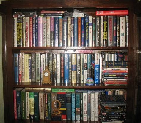 Tata buku secara horisontal dan vertikal rak buku yang personal seperti ini cocok ditempatkan di kamar atau di pojok baca. Tips Merapikan Rak Buku ~ ANAK-KALIMANTAN