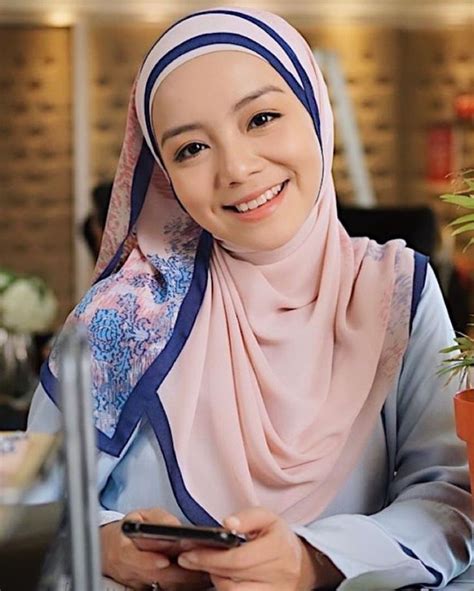 Sama seperti pasangan bertunang lain, pelakon mira filzah tidak menolak dia kini dalam fasa yang cukup bahagia. Pin by Zakwan on mira filzah in 2020 (With images) | Mira