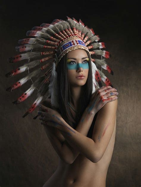 Maquillaje de ojos y pintura para rostro indígena para los carnavales