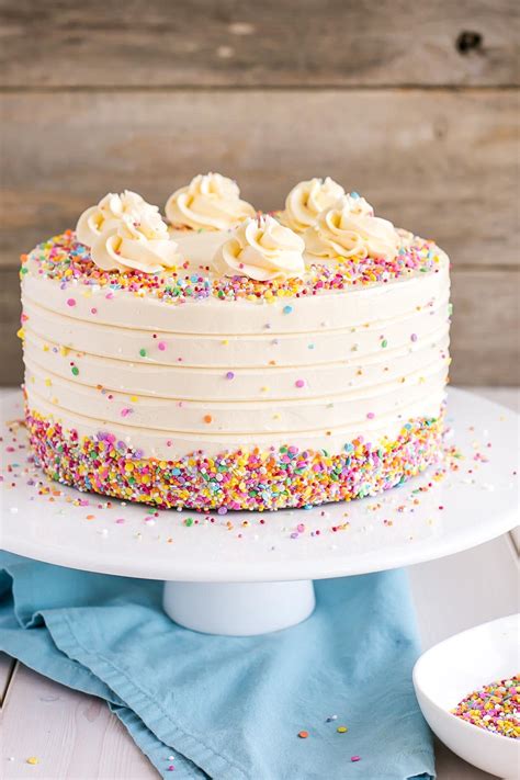 It generally highlights the texture of the cake. Vanilla Cake With Vanilla Buttercream | Liv for Cake