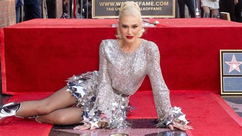 Gwen Stefani Aposta Em Look Prateado Na Calçada Da Fama De Hollywood